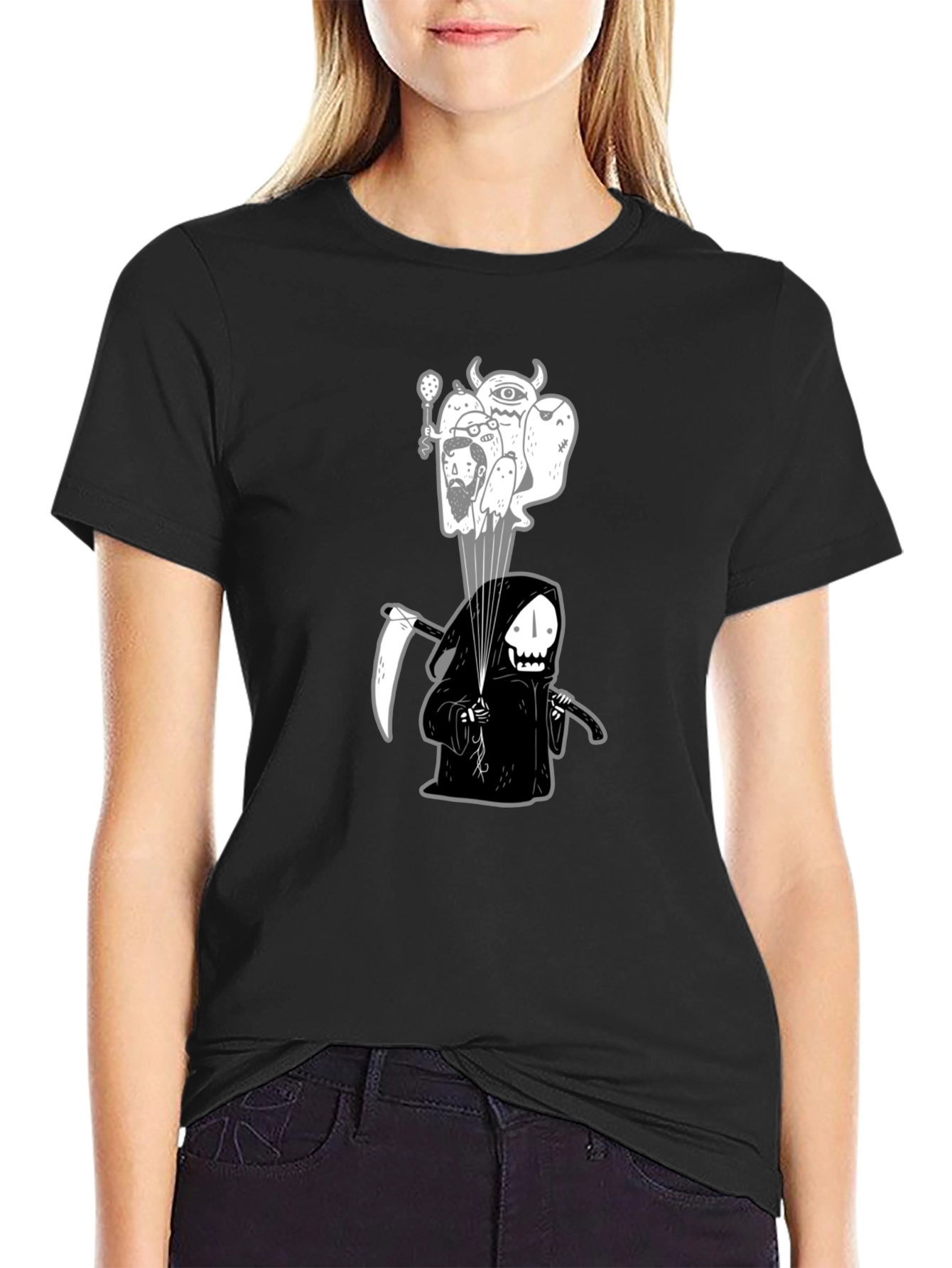 Camiseta negra con ilustración de la Parca y espíritus