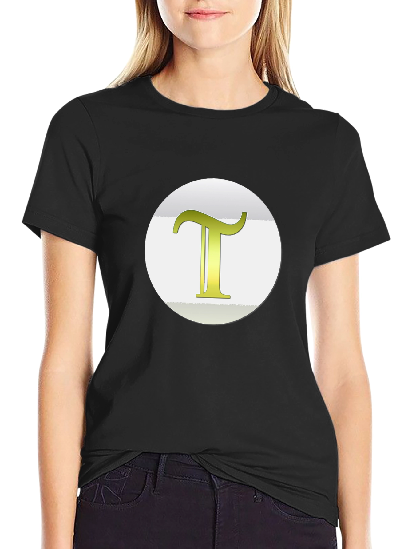 Camiseta Negra con Letra T Dorada