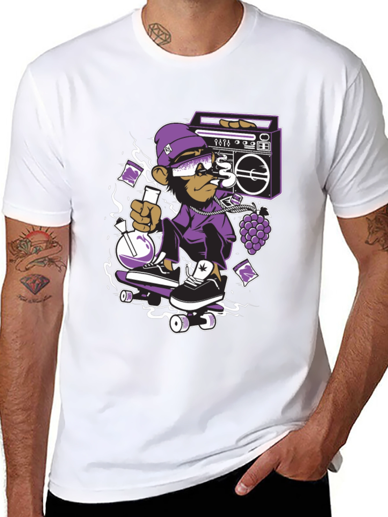 Camiseta Negra con Mono Skater y Estilo Urbano