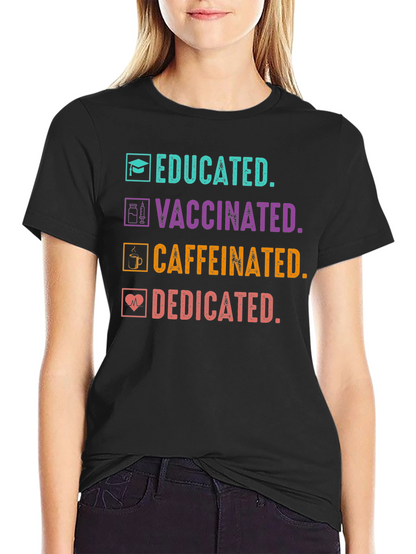 Camiseta Educada Vacunada Con Cafeína y Dedicada