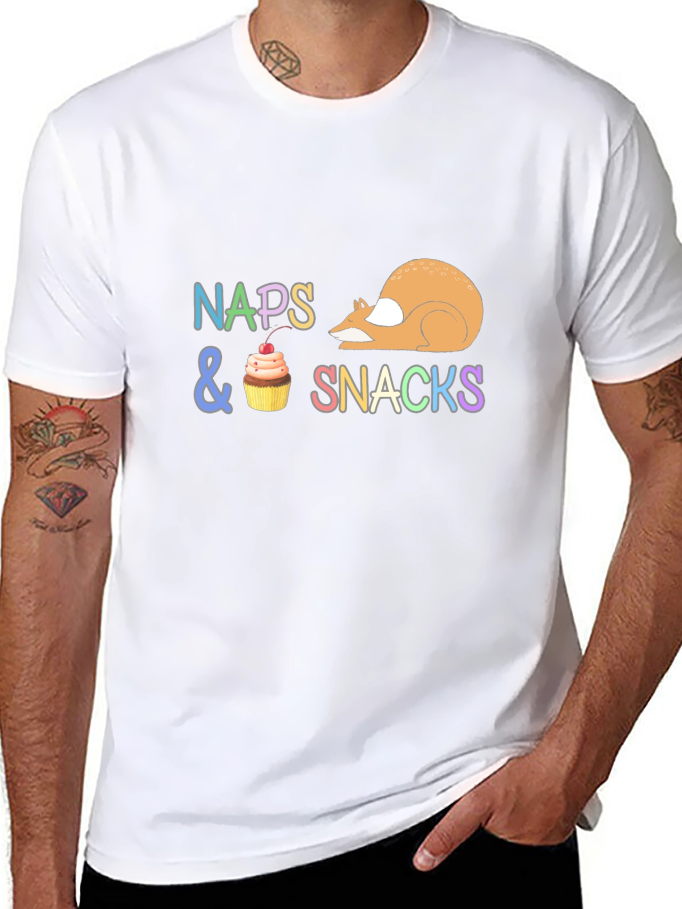 Camiseta Negra con Diseño Divertido Naps & Snacks