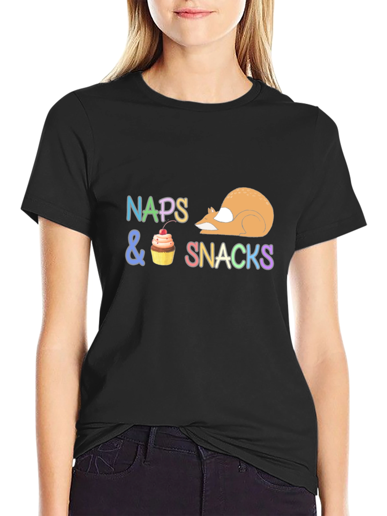 Camiseta Negra con Diseño Divertido Naps & Snacks