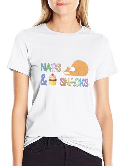 Camiseta Negra con Diseño Divertido Naps & Snacks