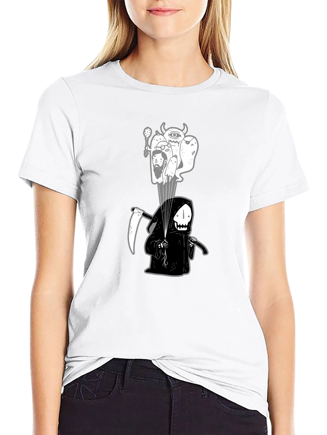 Camiseta negra con ilustración de la Parca y espíritus