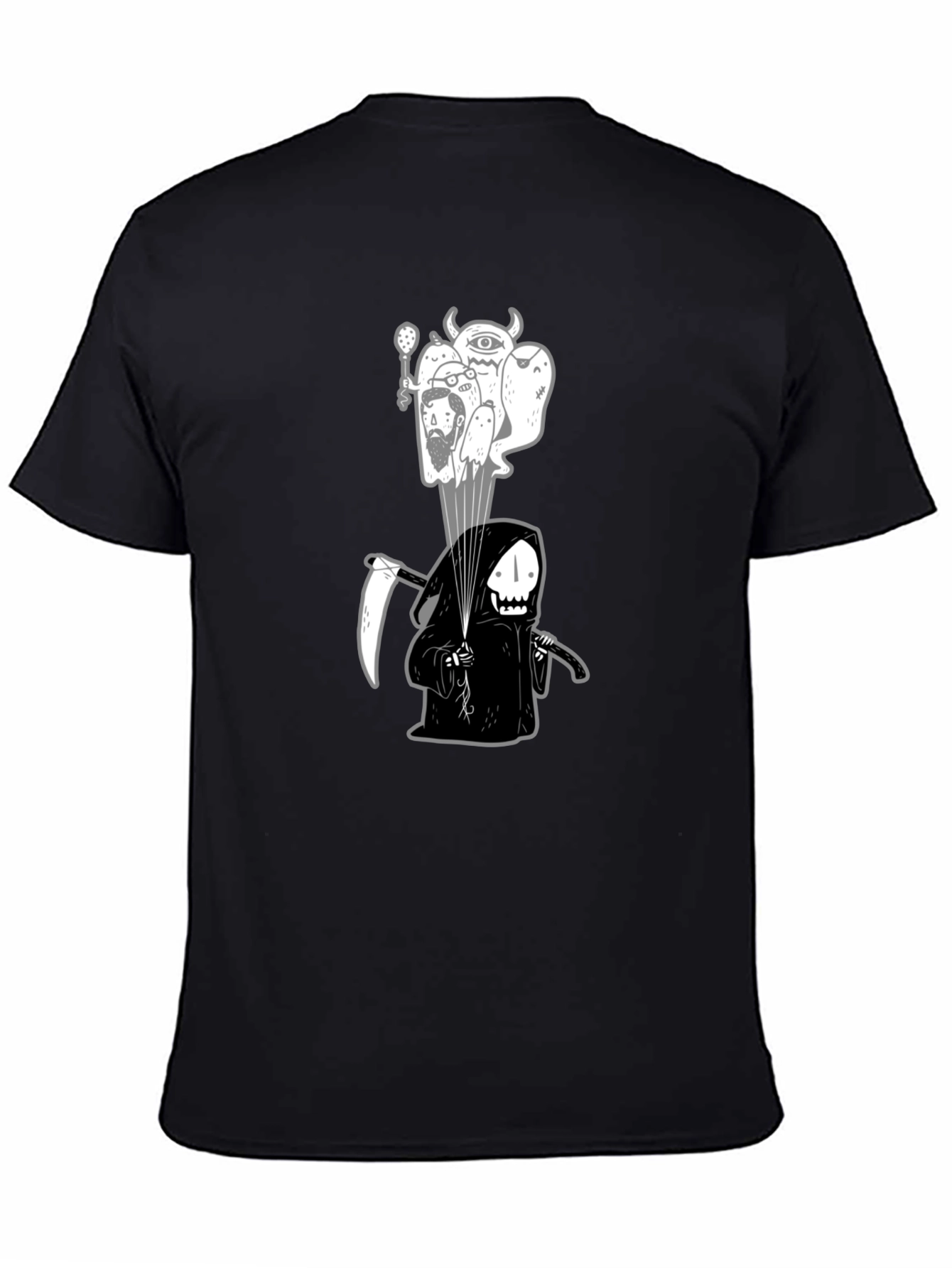 Camiseta negra con ilustración de la Parca y espíritus
