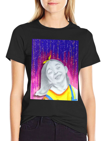 Camiseta Negra con Diseño Artístico de Niña Feliz