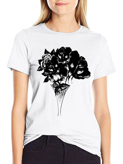 Camiseta Negra con Diseño Floral Abstracto