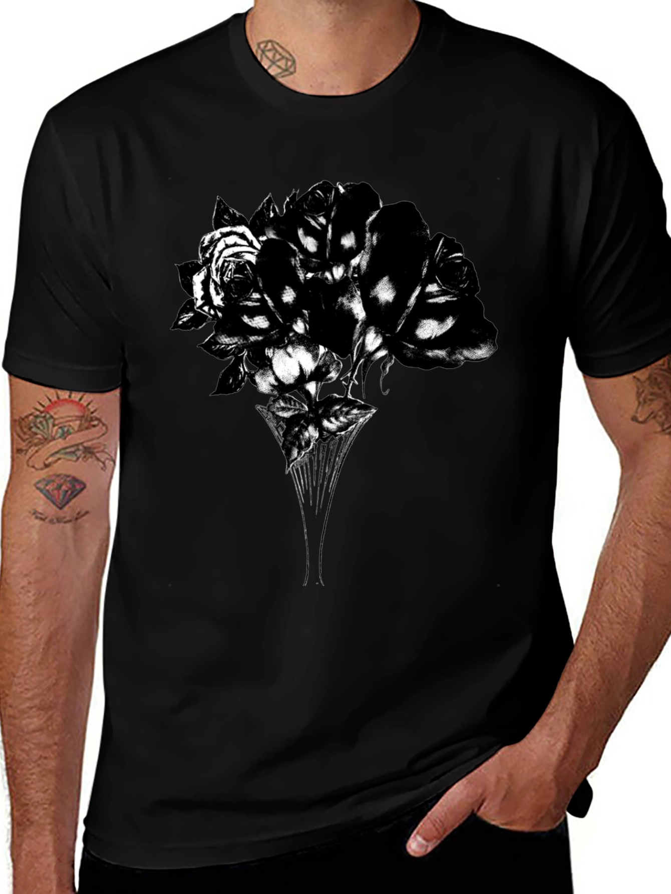Camiseta Negra con Diseño Floral Abstracto