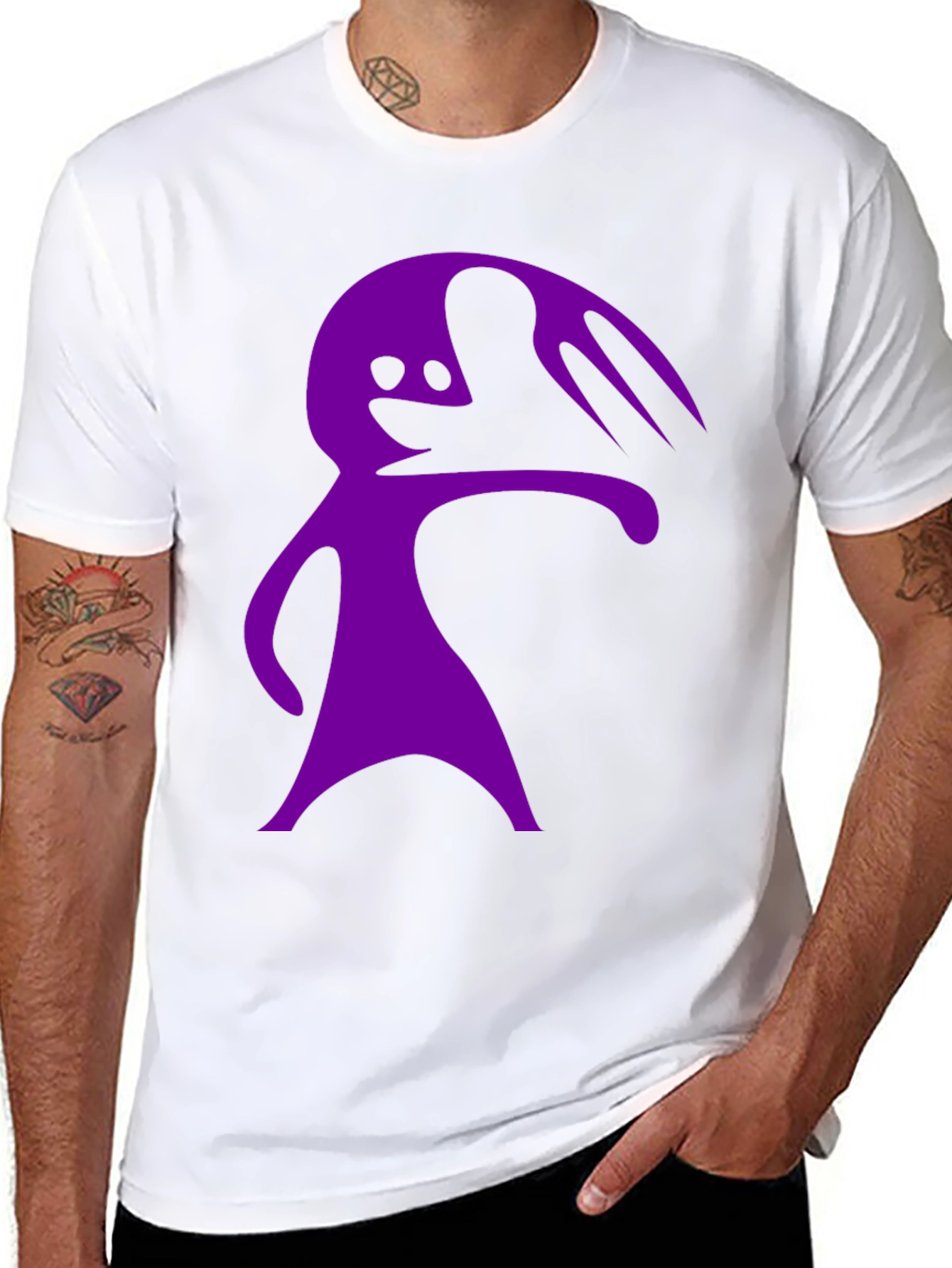 Camiseta Negra con Diseño Abstracto Morado