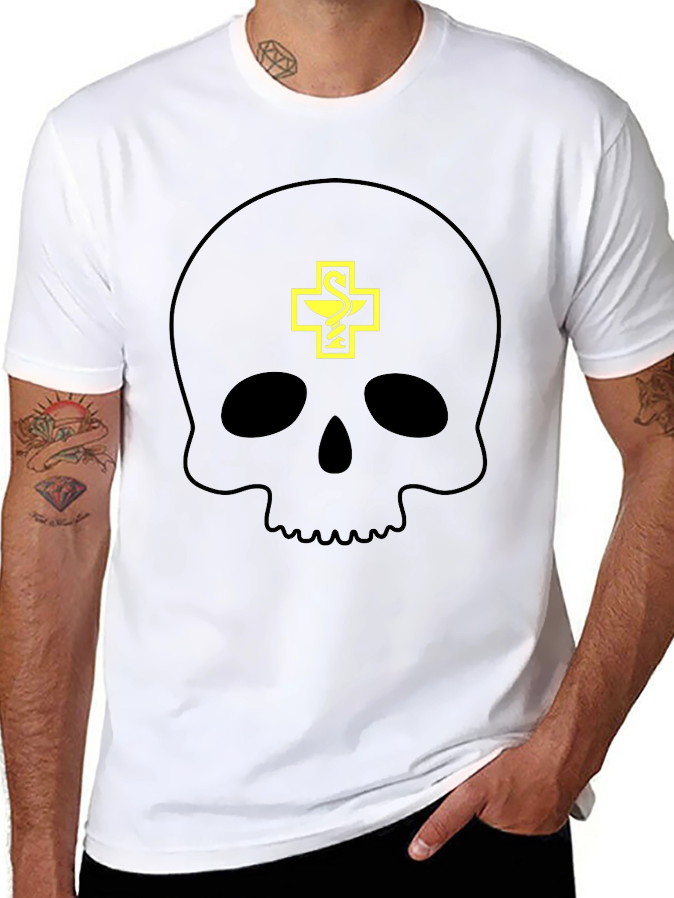 Camiseta Negra con Calavera y Símbolo Farmacéutico