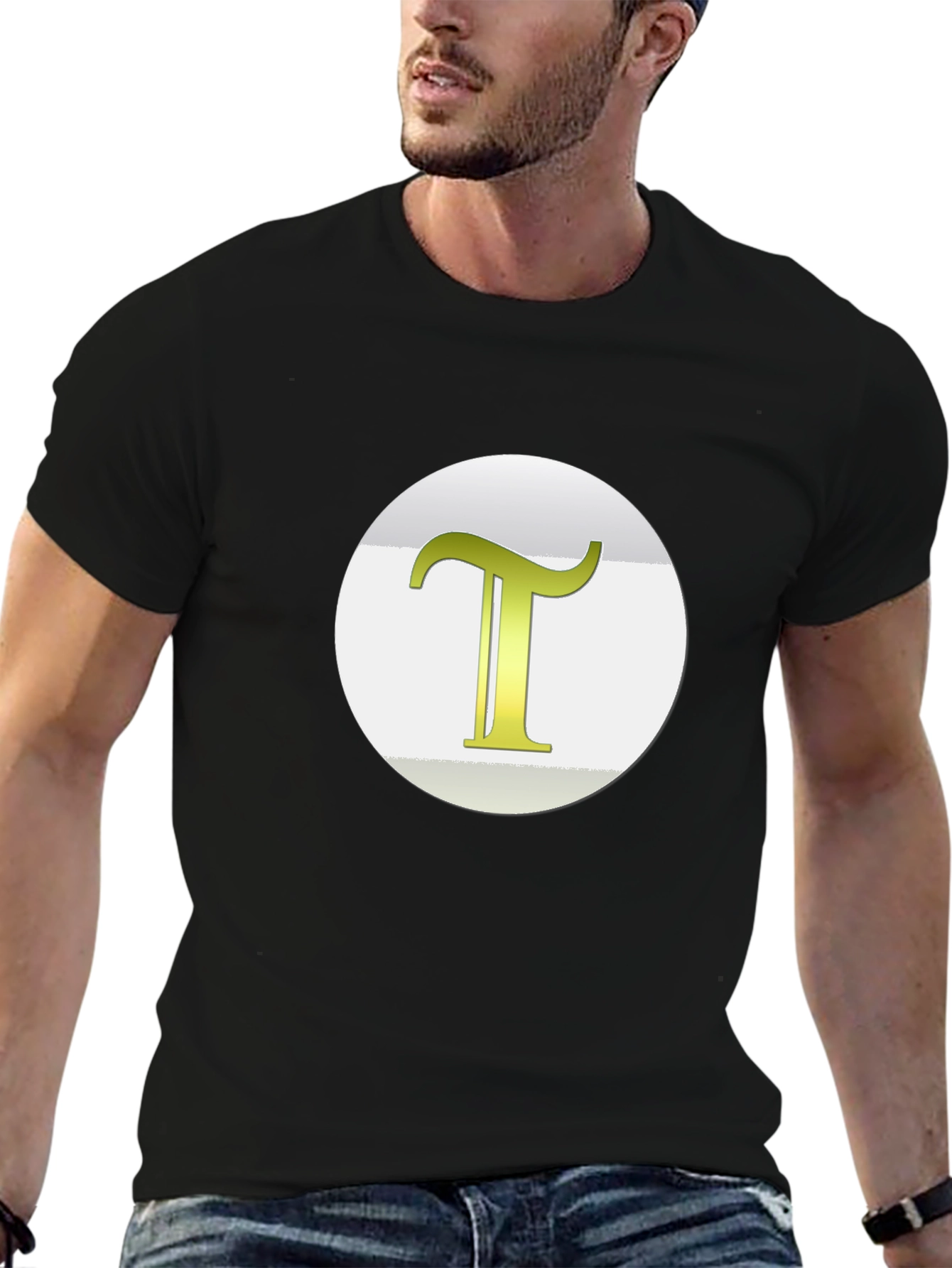 Camiseta Negra con Letra T Dorada