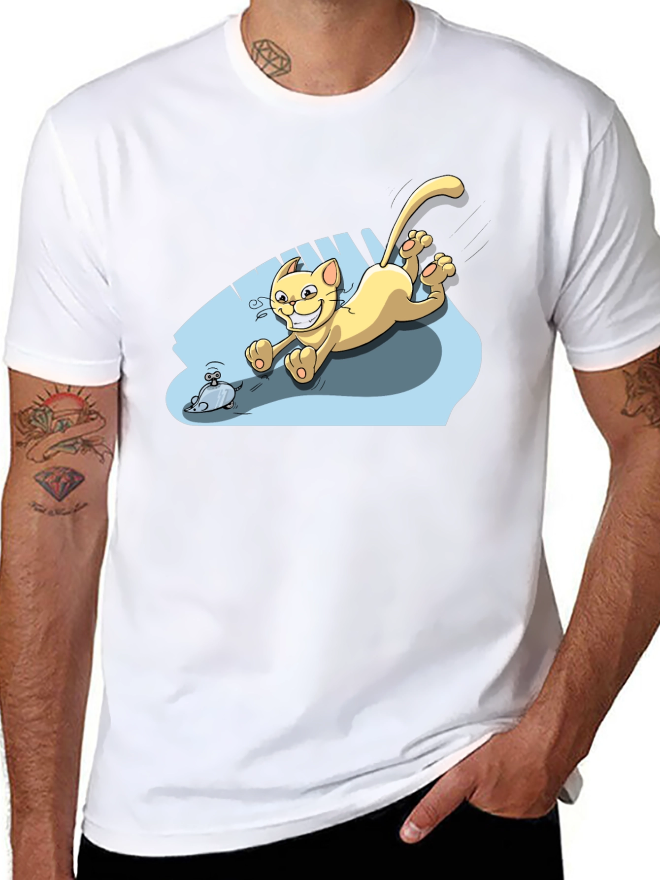 Camiseta Negra con Diseño de Gato Persiguiendo Ratón