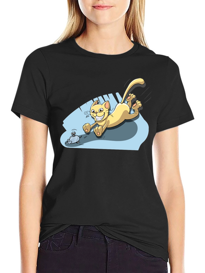 Camiseta Negra con Diseño de Gato Persiguiendo Ratón