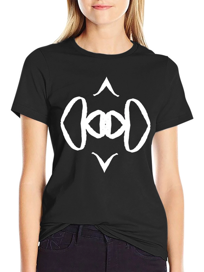 Camiseta Negra con Diseño Abstracto en Blanco