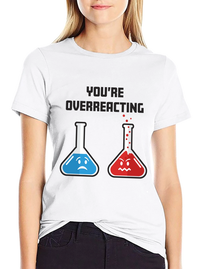 Camiseta Negra: Reacción Química Divertida