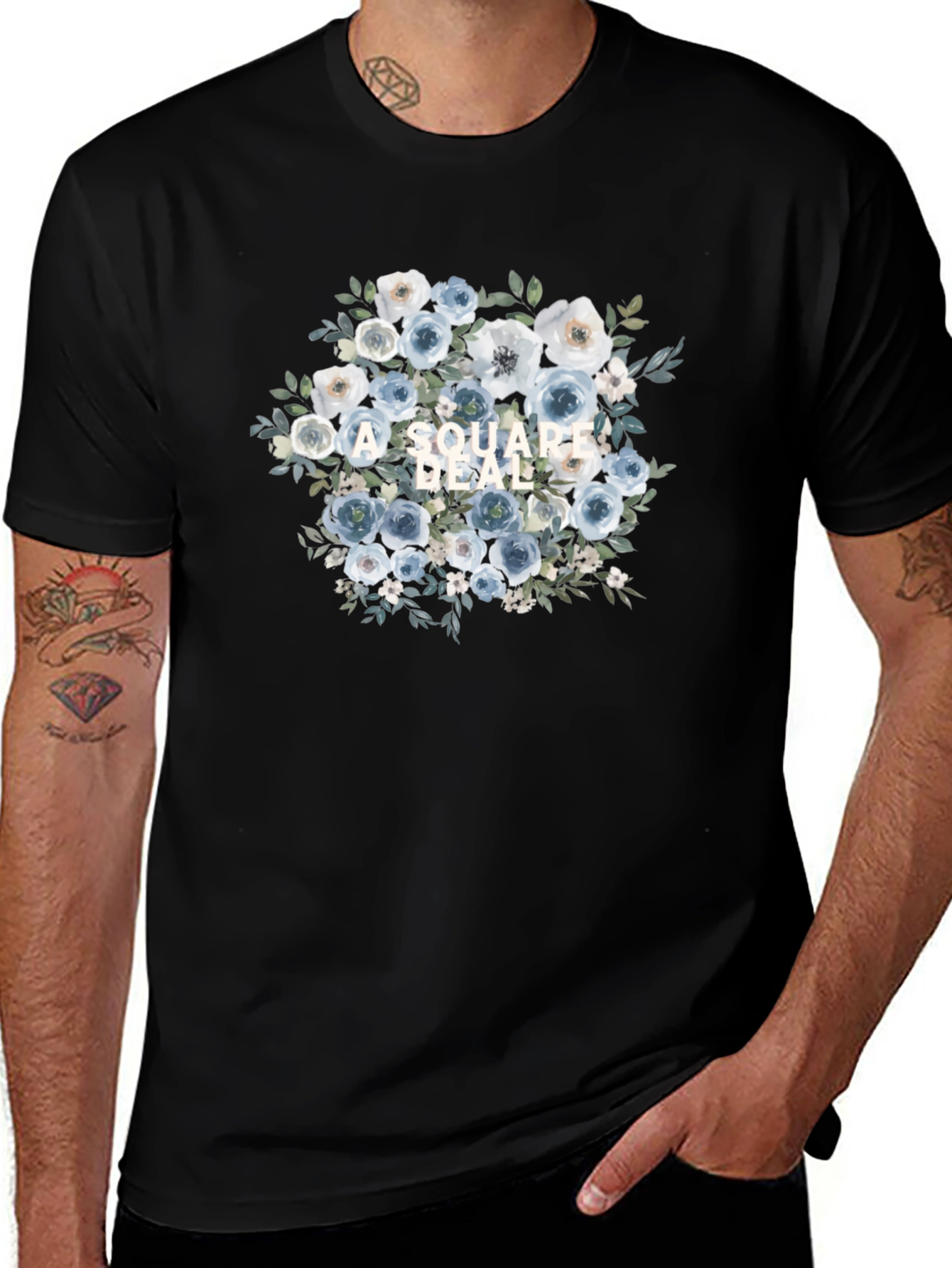 Camiseta Negra con Diseño Floral A Square Deal