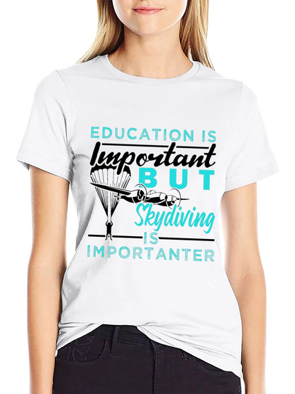 Camiseta Negra: Educación vs. Paracaidismo