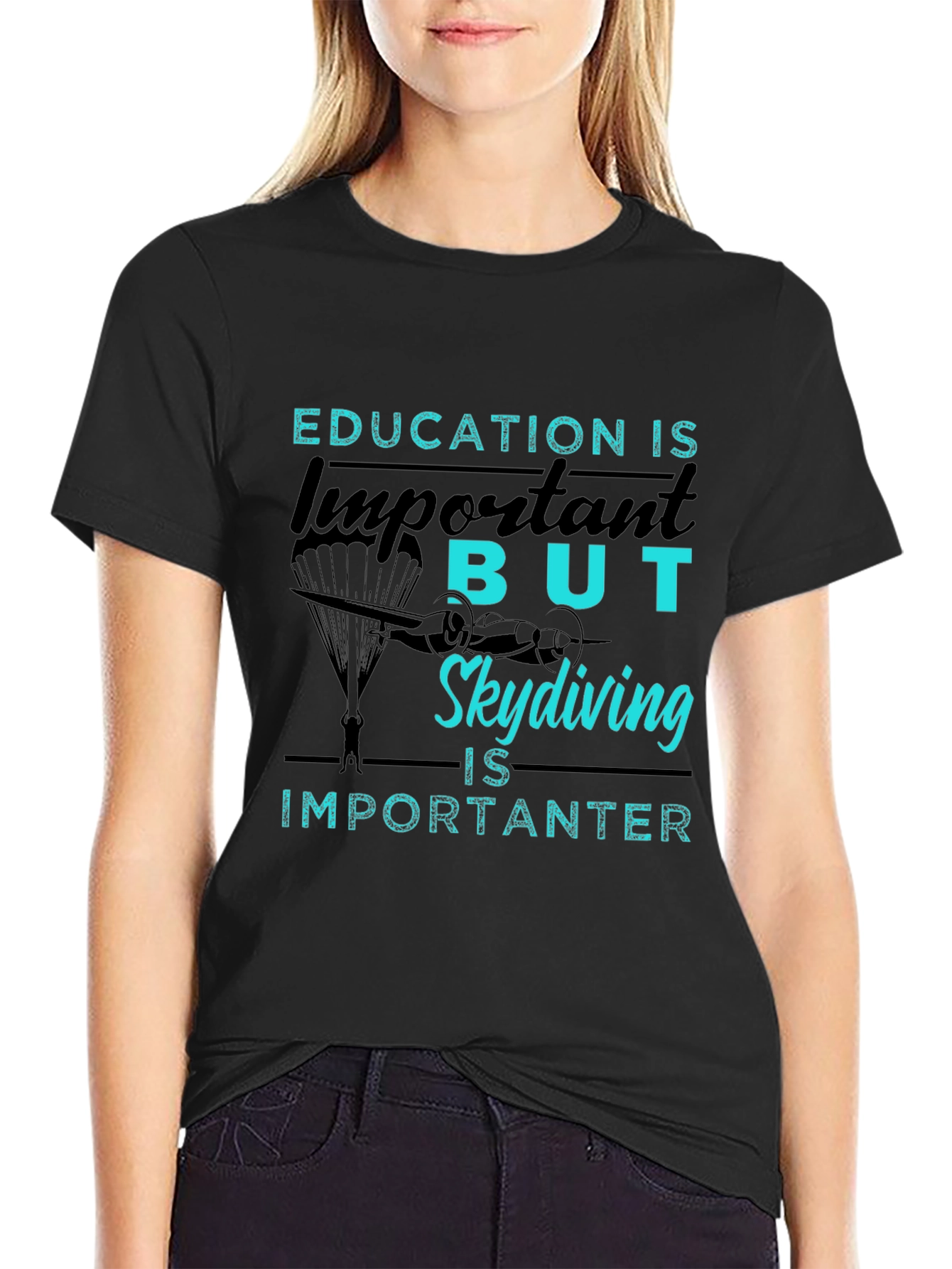 Camiseta Negra: Educación vs. Paracaidismo