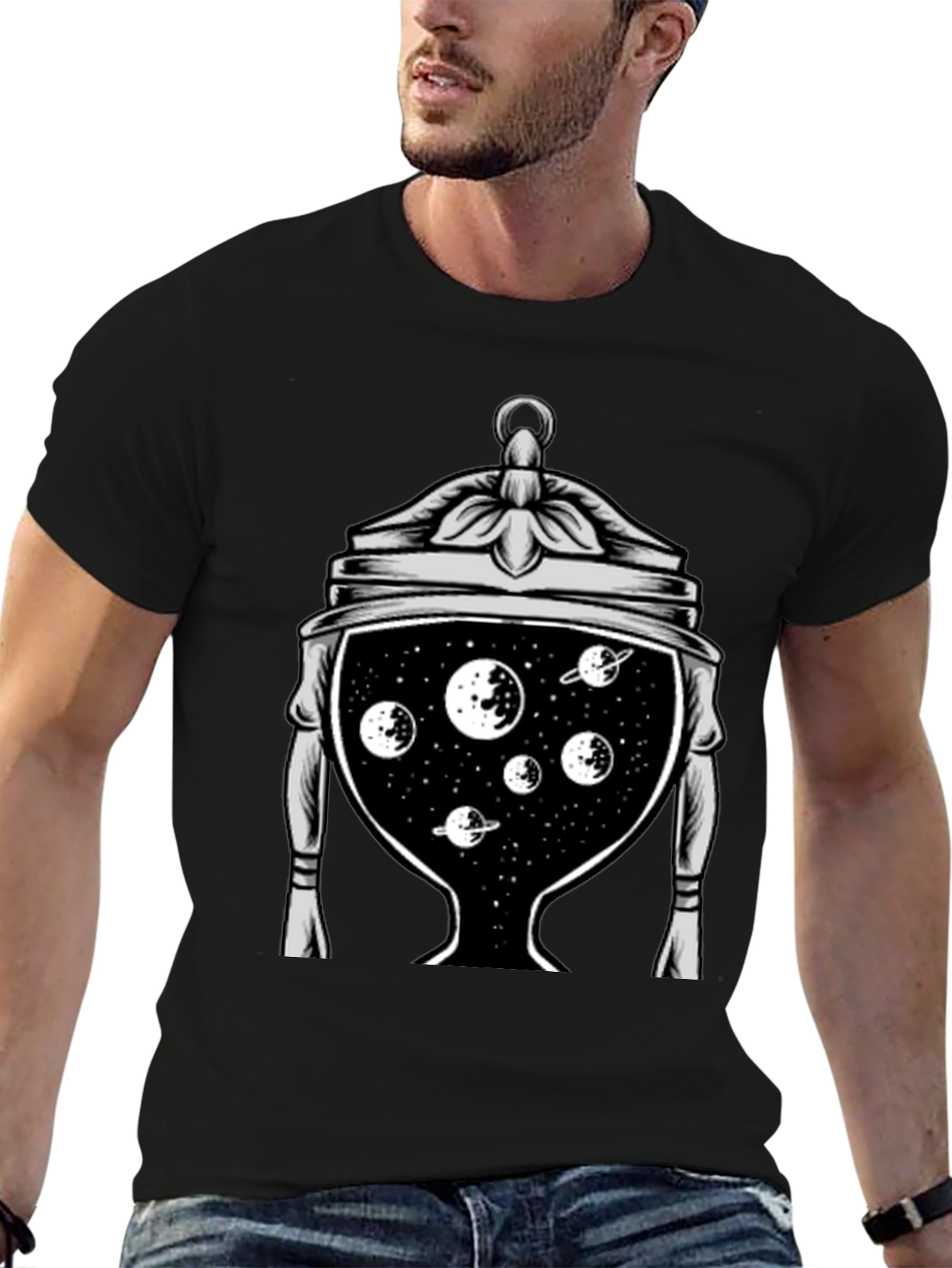 Camiseta Negra con Diseño Espacial en Copa Antigua