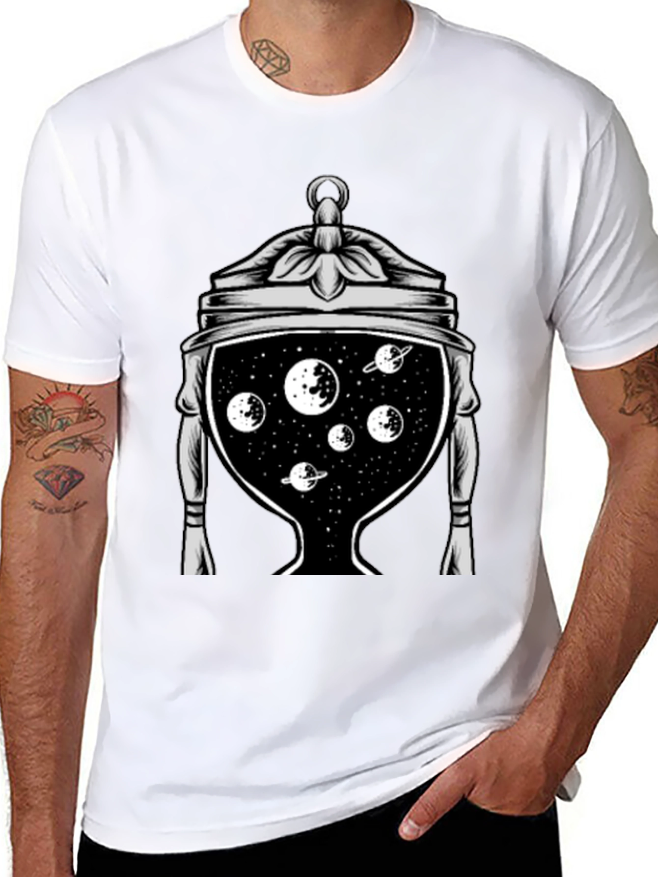 Camiseta Negra con Diseño Espacial en Copa Antigua