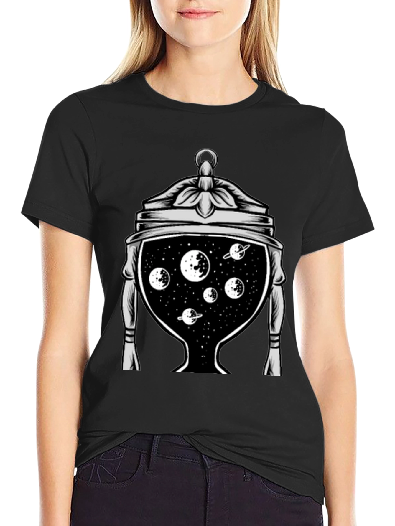 Camiseta Negra con Diseño Espacial en Copa Antigua