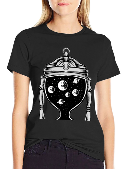 Camiseta Negra con Diseño Espacial en Copa Antigua