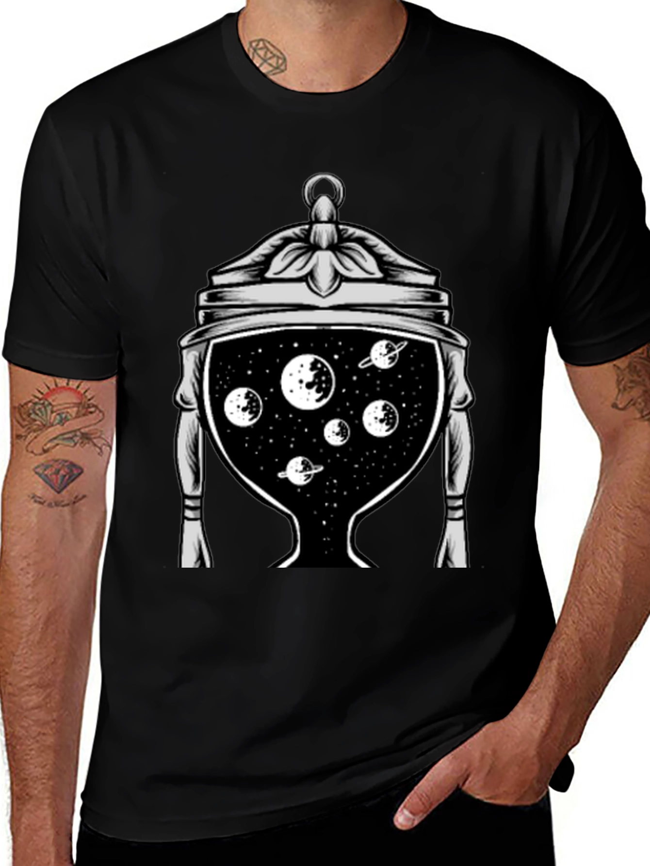 Camiseta Negra con Diseño Espacial en Copa Antigua