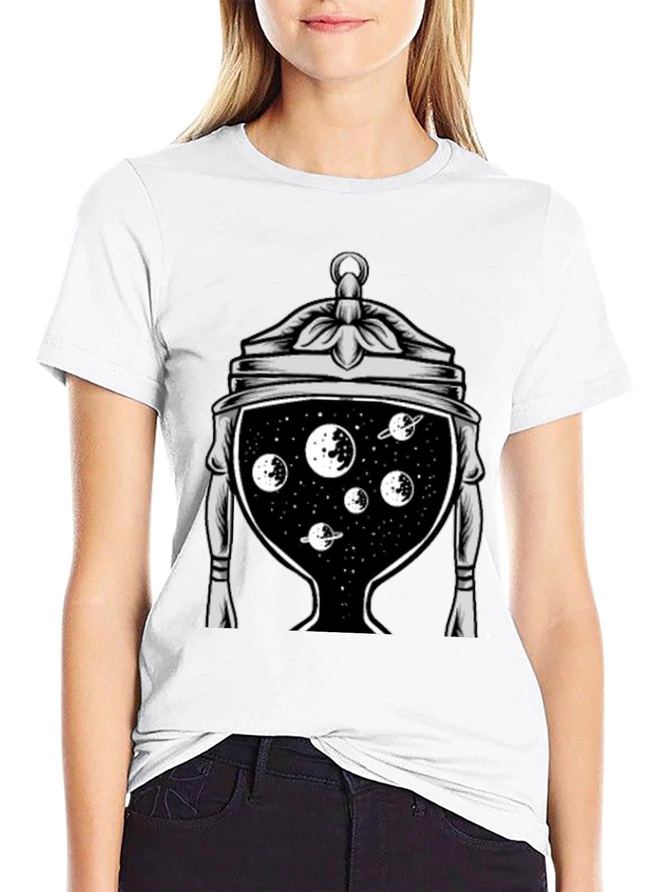 Camiseta Negra con Diseño Espacial en Copa Antigua