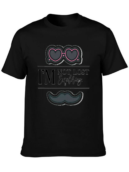 Camiseta Negra Gráfica Im Not Lost Exploring