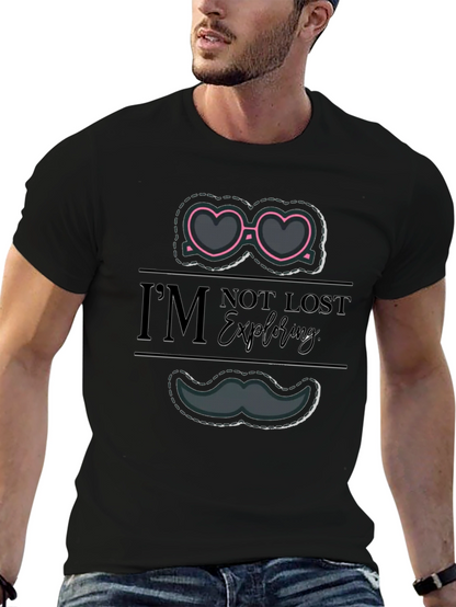 Camiseta Negra Gráfica Im Not Lost Exploring