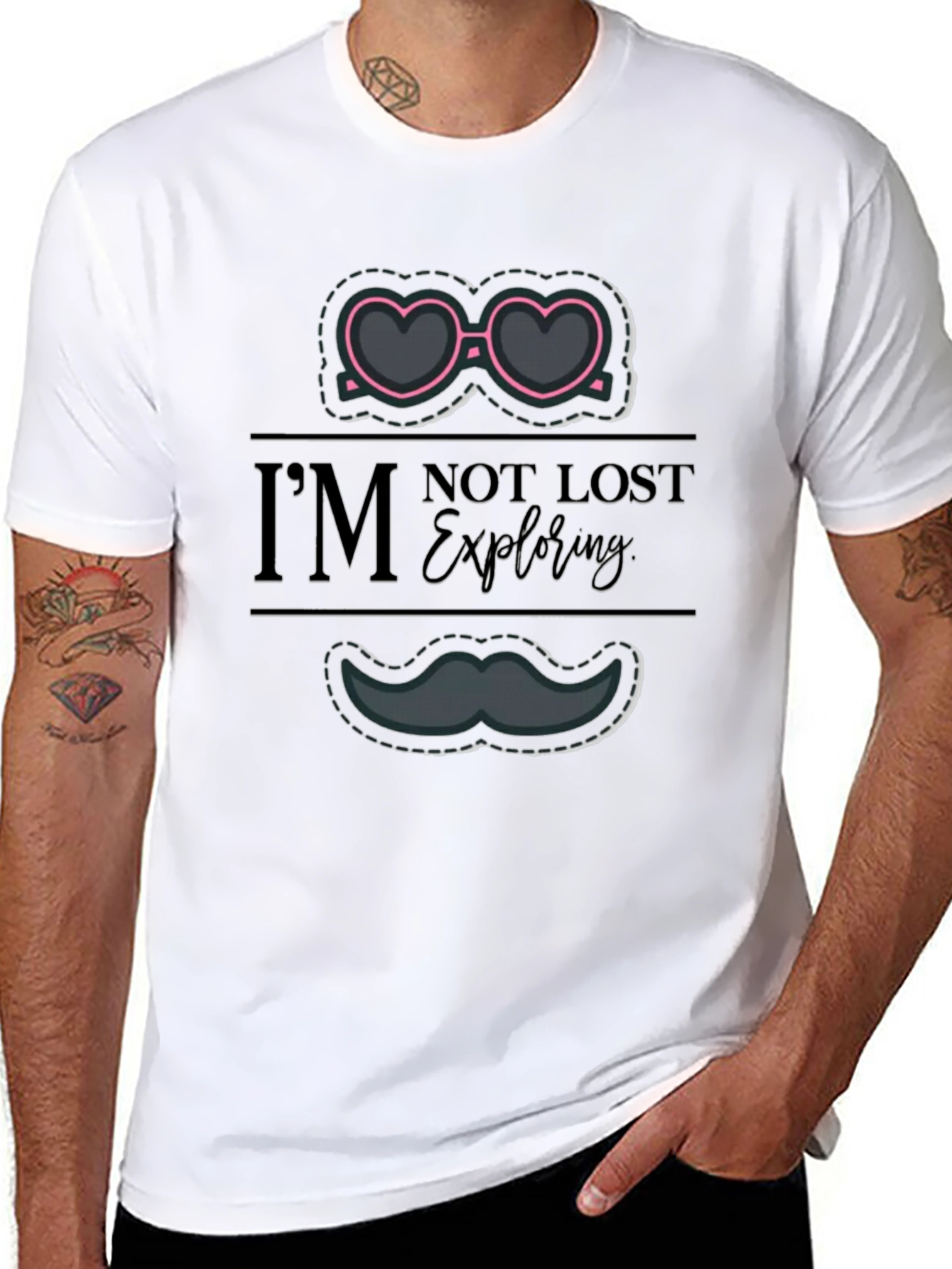 Camiseta Negra Gráfica Im Not Lost Exploring