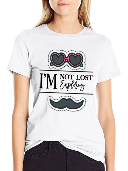 Camiseta Negra Gráfica Im Not Lost Exploring