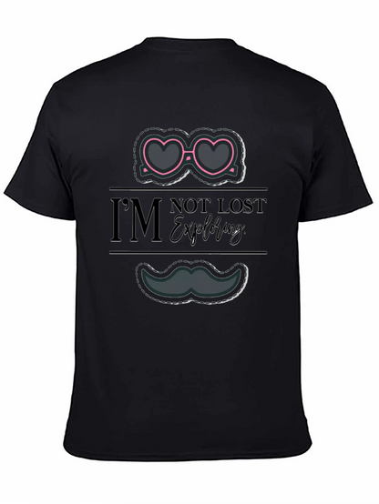 Camiseta Negra Gráfica Im Not Lost Exploring