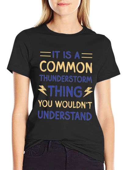 Camiseta Negra con Diseño Humorístico de Tormenta