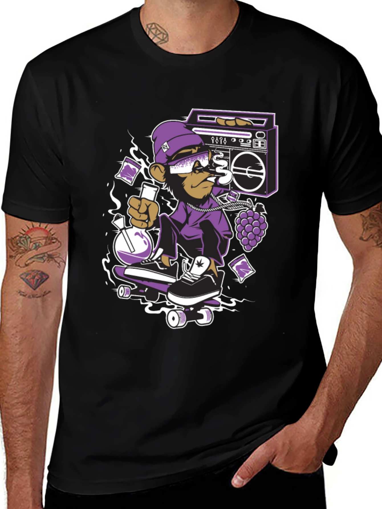 Camiseta Negra con Mono Skater y Estilo Urbano
