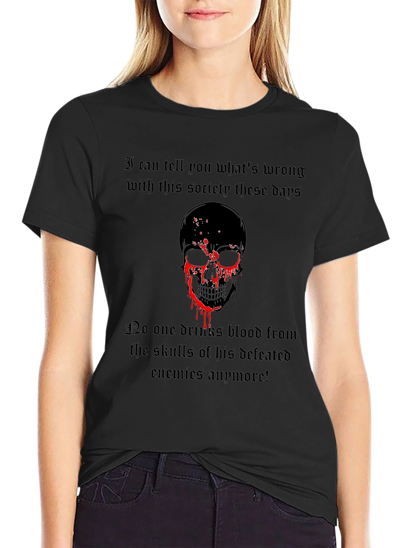 Camiseta Negra con Diseño de Calavera y Frase Gótica